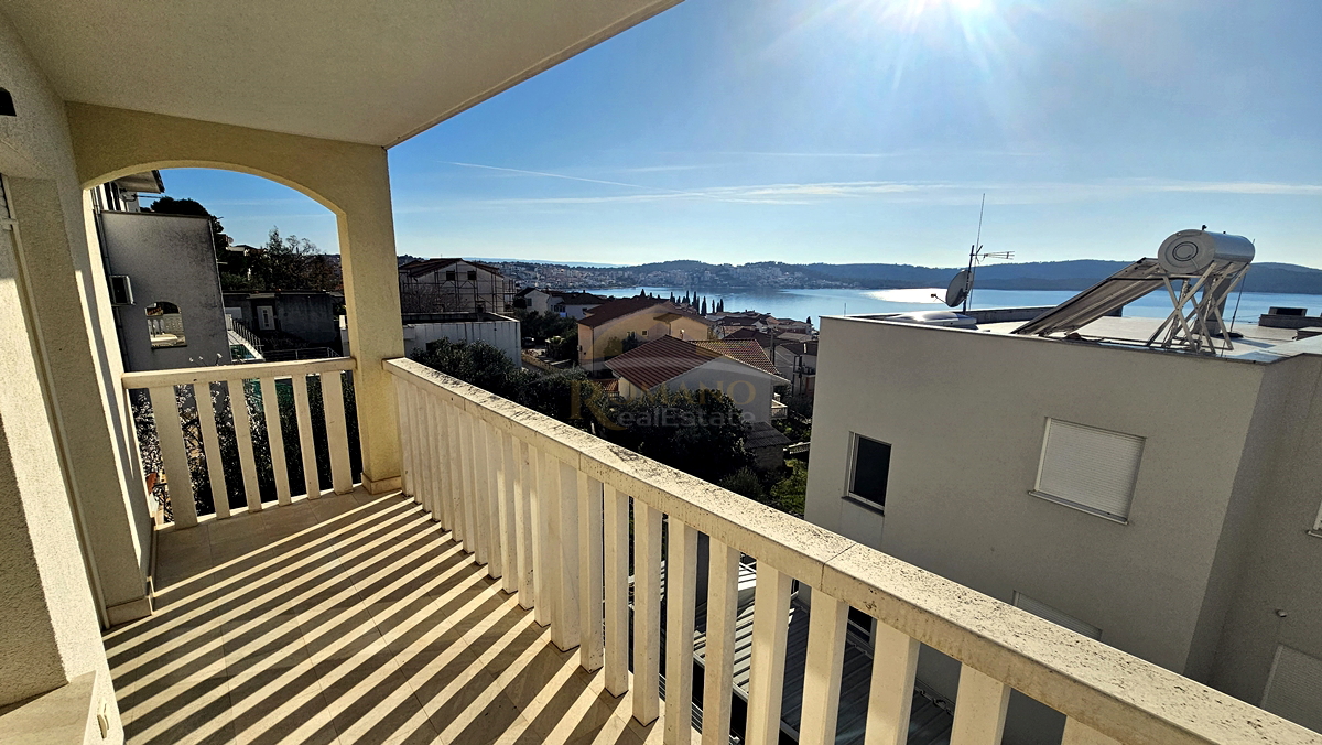 Appartamento trilocale a Okrug Gornji/Čiovo con ampia terrazza, garage e vista mare